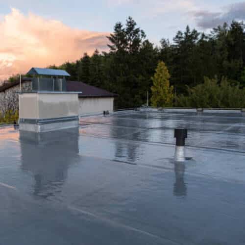 flat roofing system with a roof coating